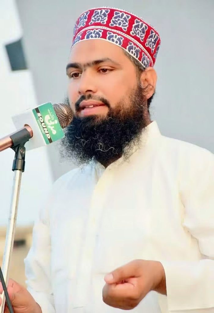 Mufti Asif Madani giving a bayan